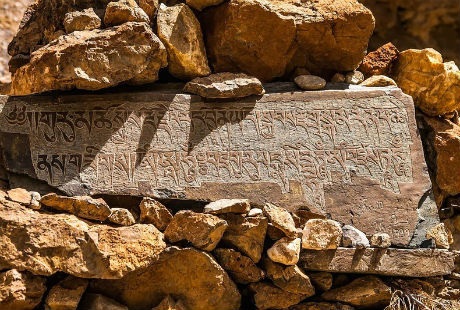 Độc đáo tu viện nằm cheo leo trên vách núi đá - 8 Nhữ Trang